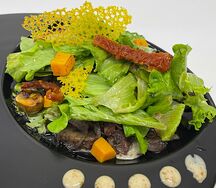 Теплый салат с печенью цыплёнка, грибами, тыквой, каштанами и ореховым соусом