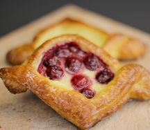 Дениш с вишней