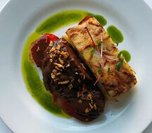 Щека теленка с картофельным гратеном, томатами и винным соусом