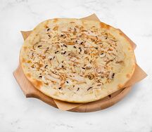 Пицца с курицей, грибами и луком фри