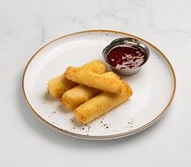 Сырные палочки с ягодным соусом