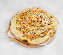 Пицца с курицей, грибами и луком фри