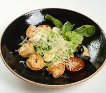 Салат Цезарь с креветками