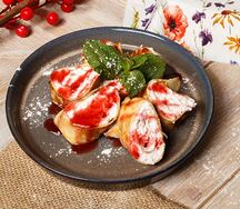 Блинчики с начинкой из творожка и клубники