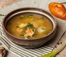 Уха из форели и судака с расстегаем