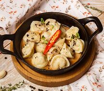Пельмени мясные в жгучем соусе