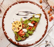 Лодочка из баклажана с овощами и языком