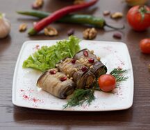 Баклажаны, фаршированные грецкими орехами                     