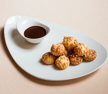 Профитроли с шоколадным соусом