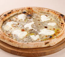 Пицца с сыром Страчателла и трюфелем