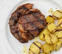 Стейк Рибай с печеным картофелем