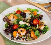 Салат с тигровыми креветками, печеной тыквой и фундуком