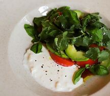 Салат из розовых томатов и авокадо со страчателлой