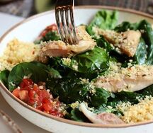 Салат с куриным бедром, шпинатом и кускусом