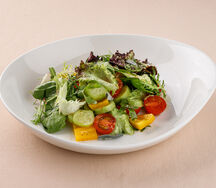 Микс-салат с овощами и сыром риккота