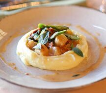 Морские гребешки со спаржей и картофельным пюре