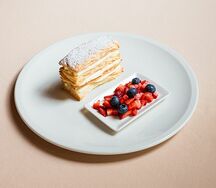 Мильфей с сезонными ягодами