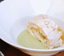 Меренговый рулет с маракуйей и фисташками