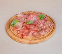 Тарелка итальянских колбас