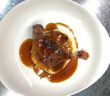 Ножка утки с пюре и соусом из апельсина и кинзы