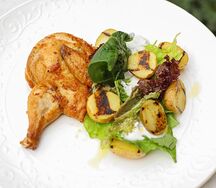 Половинка цыпленка с печеным картофелем и йогуртовой заправкой 