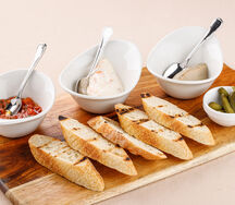 Тарелка паштетов с брускеттой