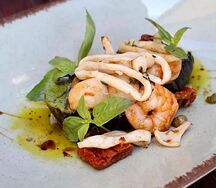 Салат из морепродуктов с печеным баклажаном