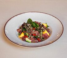 Салат с утиной грудкой, манго и ягодами годжи