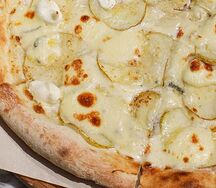 Пицца с грушей и горгонзоллой