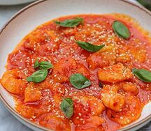 Креветки в томатном соусе с перчиками