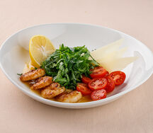 Салат с тигровыми креветками и рукколой