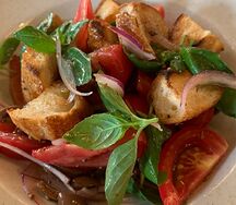 Салат с розовыми помидорами, таджасскими оливками и красным луком