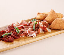 Тарелка мясных деликатесов