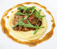 Скалопини из телячьих щечек с белыми грибами