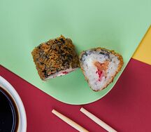 Жареный ролл с копченым лососем