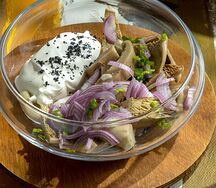 Соленые грузди с луком и сметаной