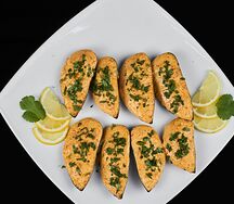 Запеченные мидии с соусом спайси