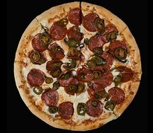 Пицца с пепперони и перцем халапеньо