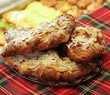Мини-круассан с изюмом и миндалем