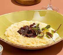 Паста Орзо в сырном соусе с телячьими щечками и мясным соусом