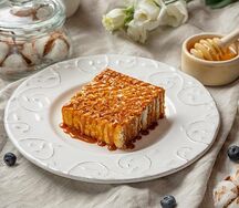 Медовый торт с карамельным соусом