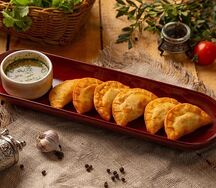 Мини-чебуреки с соусом