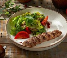 Салат с кебабом из говядины, свинины с соусом