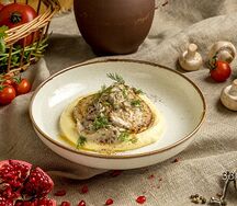 Котлетки с пюре и грибным соусом
