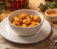 Жареные пельмени с соусом