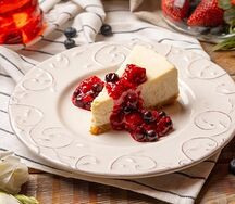Чизкейк с ягодным соусом