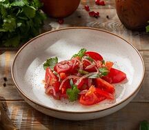 Спелые томаты с луком и соусом