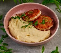 Котлетки куриные с сыром сулугуни и картофельным кремом 