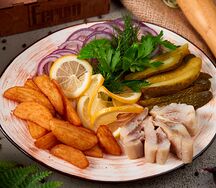 Сельдь в масле с картофелем и корнишонами 