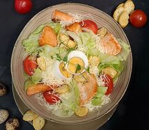 Салат Цезарь с лососем